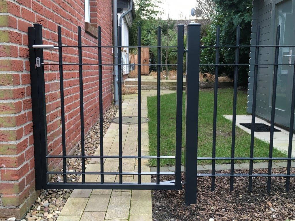 Stabile Gartentuer aus pulverbeschichtetem Stahl – gefertigt und montiert von Klingenberg Zaeune in Garbsen, ideal für private Grundstuecke