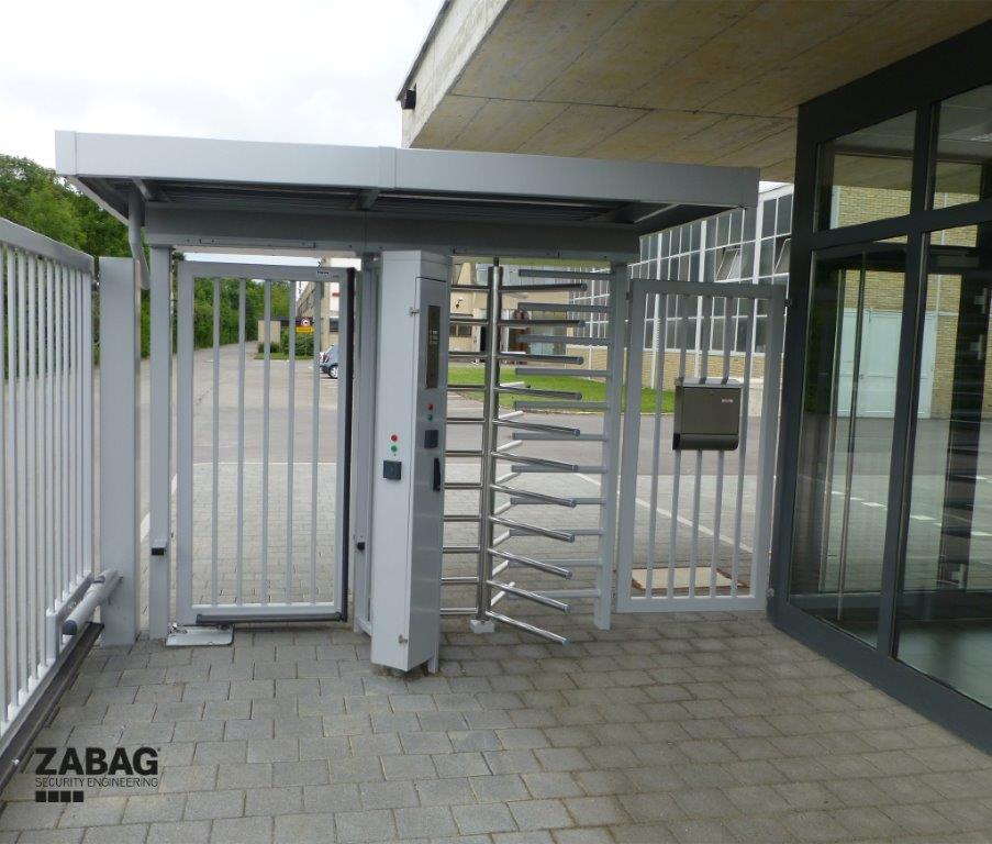 Komplette Zugangsanlage mit Drehkreuz und Nebentür an Bürogebäude – umgesetzt durch Klingenberg Zaeune