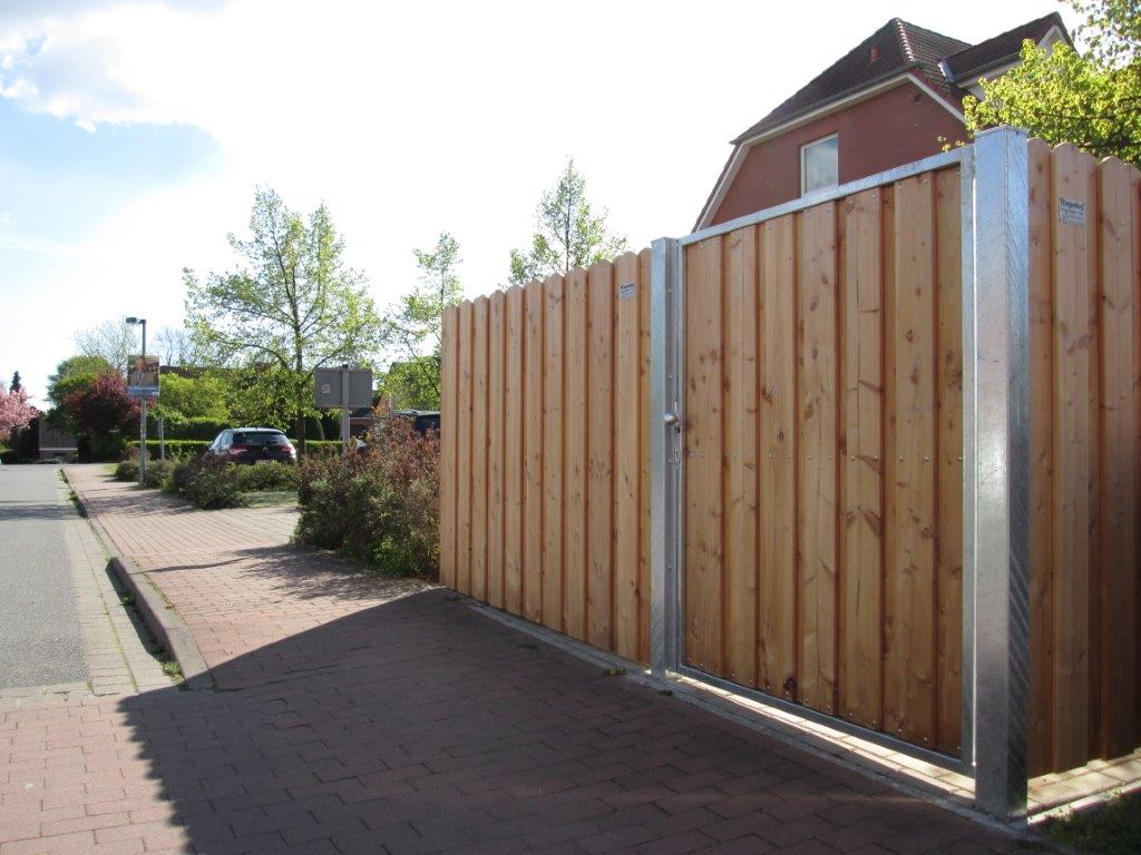 Containerstellplatz mit Holzverkleidung und verzinkten Stahlpfosten – geliefert und montiert von Klingenberg Zäune in Garbsen bei Hannover