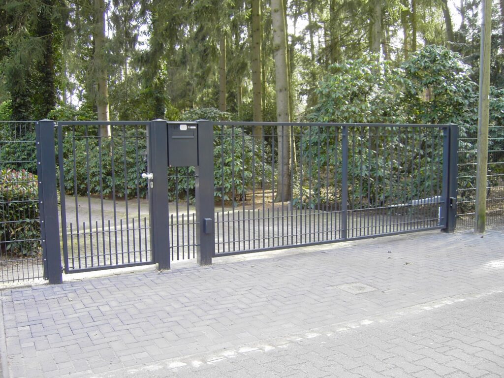 Modernes Tor aus Metall in Anthrazit für Einfahrten – platzsparende Lösung von Klingenberg-Zäune aus Garbsen für Neustadt und die Region