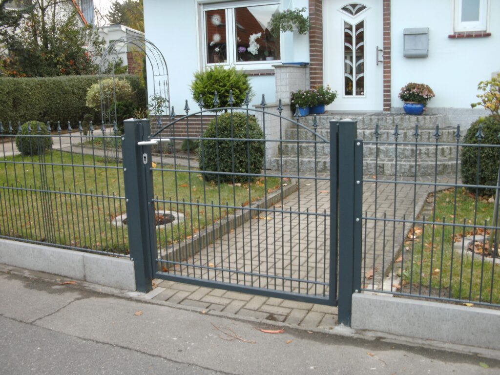 Gartenpforte als Zierzaun-Tür aus Metall in Anthrazit – stilvolle Eingangslösung von Klingenberg-Zäune aus Garbsen für Hannover und die Region