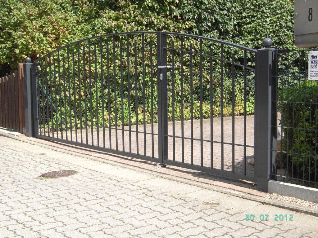 Zweiflügeliges Einfahrtstor aus Metall in Anthrazit – robustes Hoftor von Klingenberg-Zäune aus Garbsen für Hannover und die Region