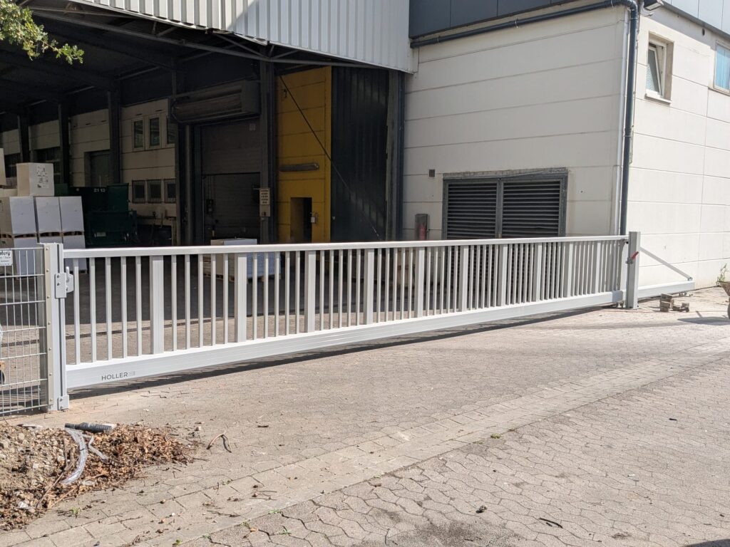 Modernes Schiebetor für Industrie von Klingenberg Zäune aus Garbsen für Hannover und die Region.