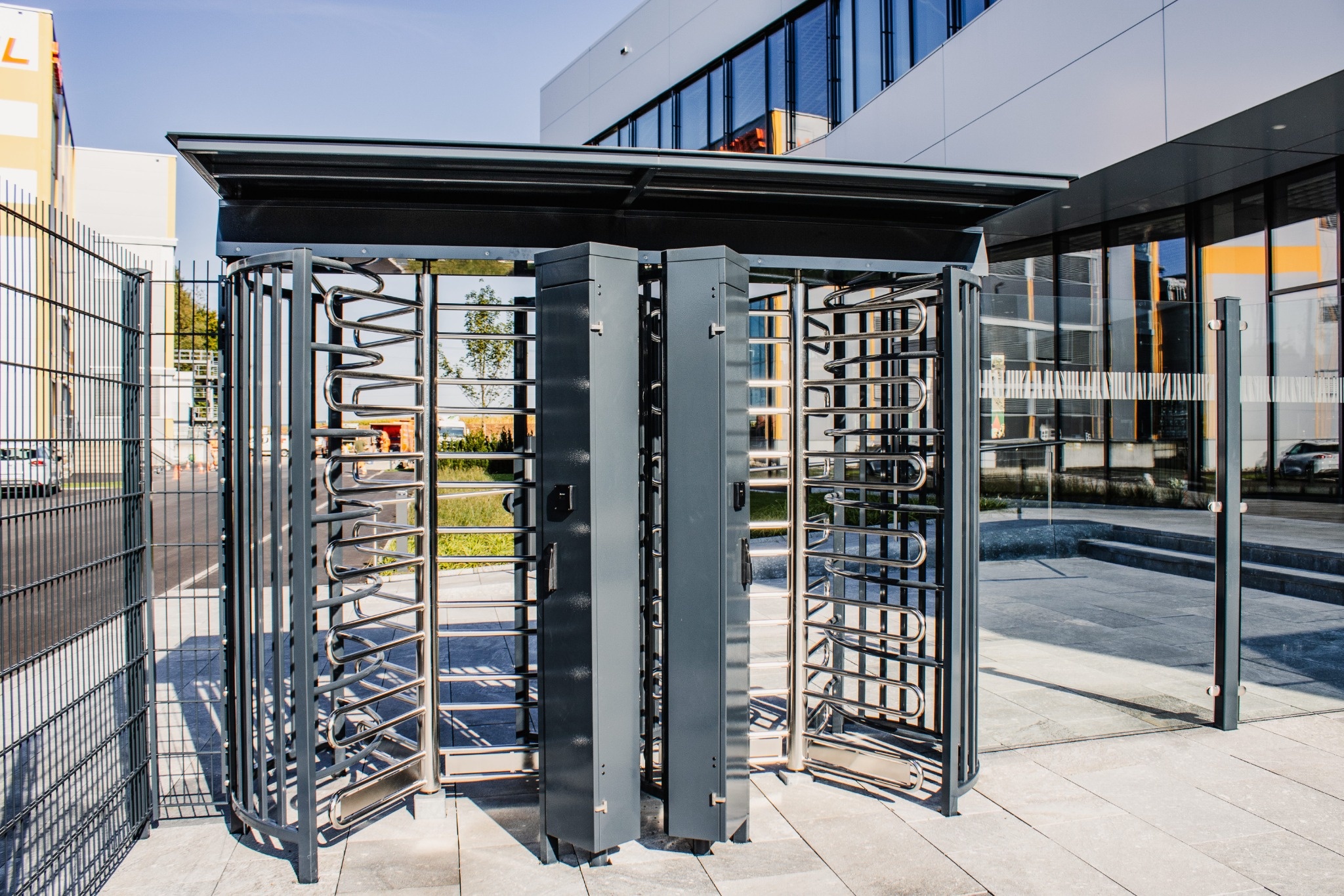 Produkt und Montagebeispiel. Drehkreuzanlage mit Überdachung und Zutrittskontrolle von Klingenberg Zäune aus Garbsen für Hannover und die Region.