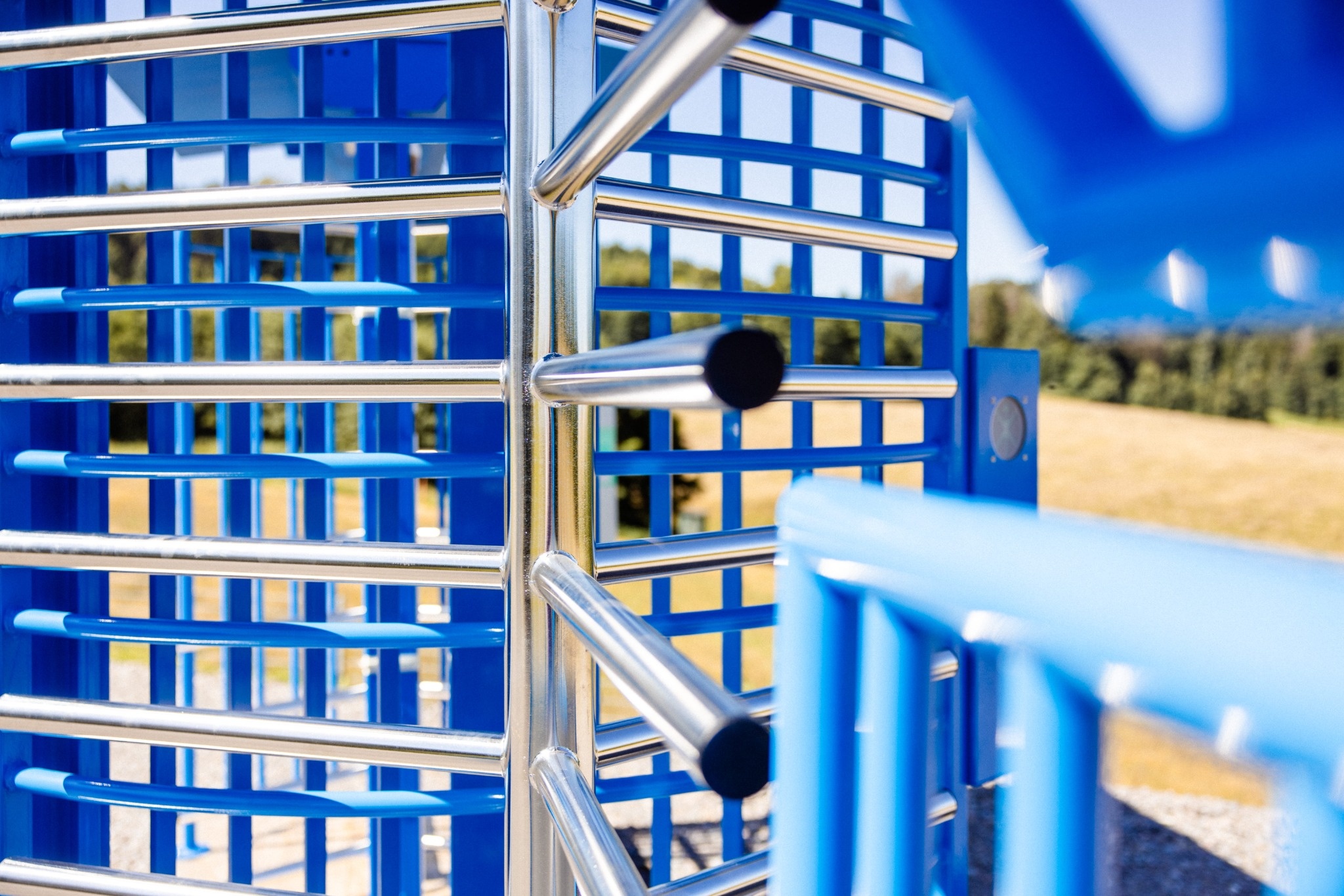 Produkt und Montagebeispiel. Detailansicht eines Drehkreuzes mit Edelstahlarmen von Klingenberg Zäune aus Garbsen für Hannover und die Region.