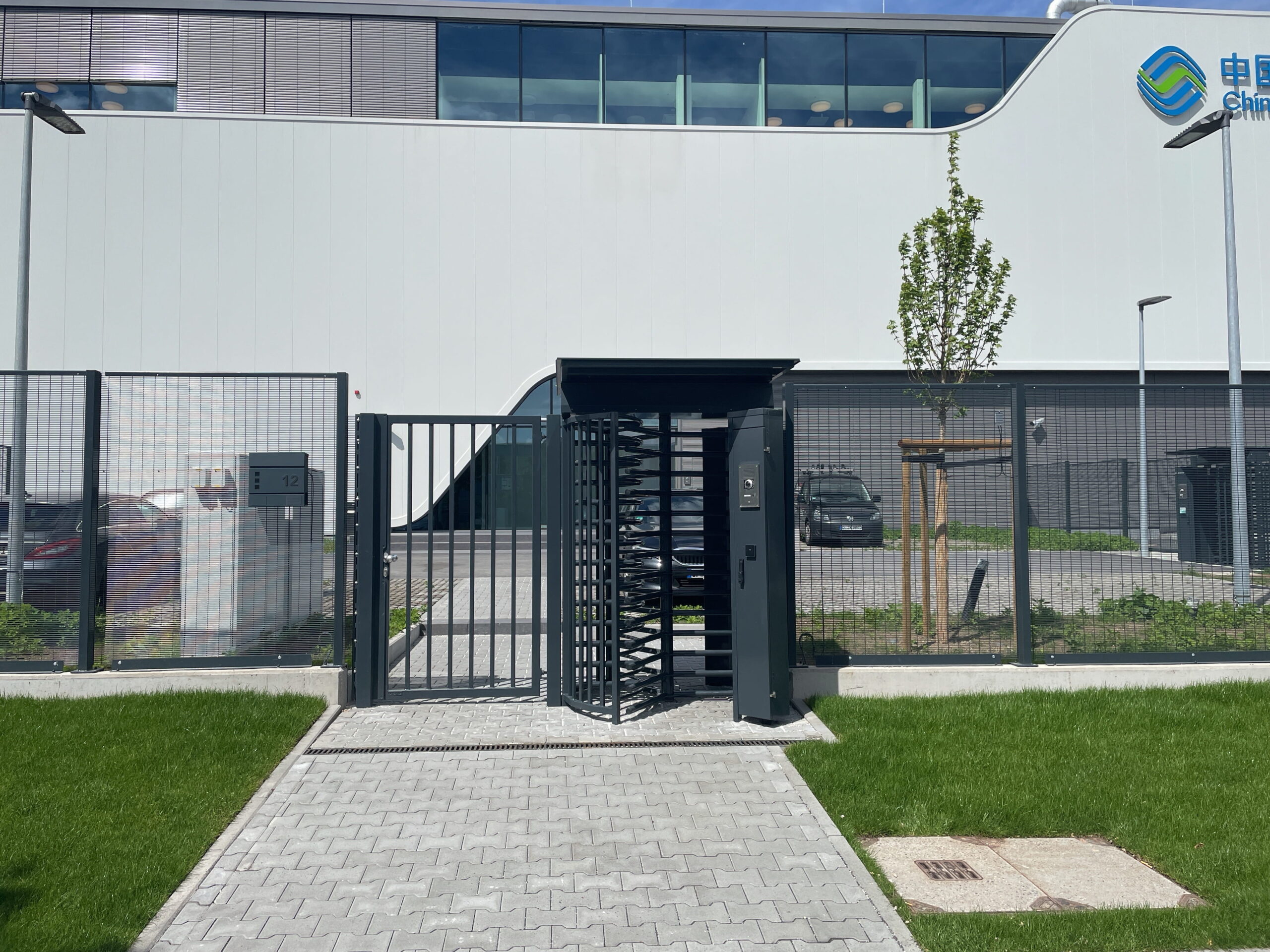 Produkt und Montagebeispiel. Kompakte Drehkreuzanlage am Firmeneingang von Klingenberg Zäune aus Garbsen für Hannover und die Region.