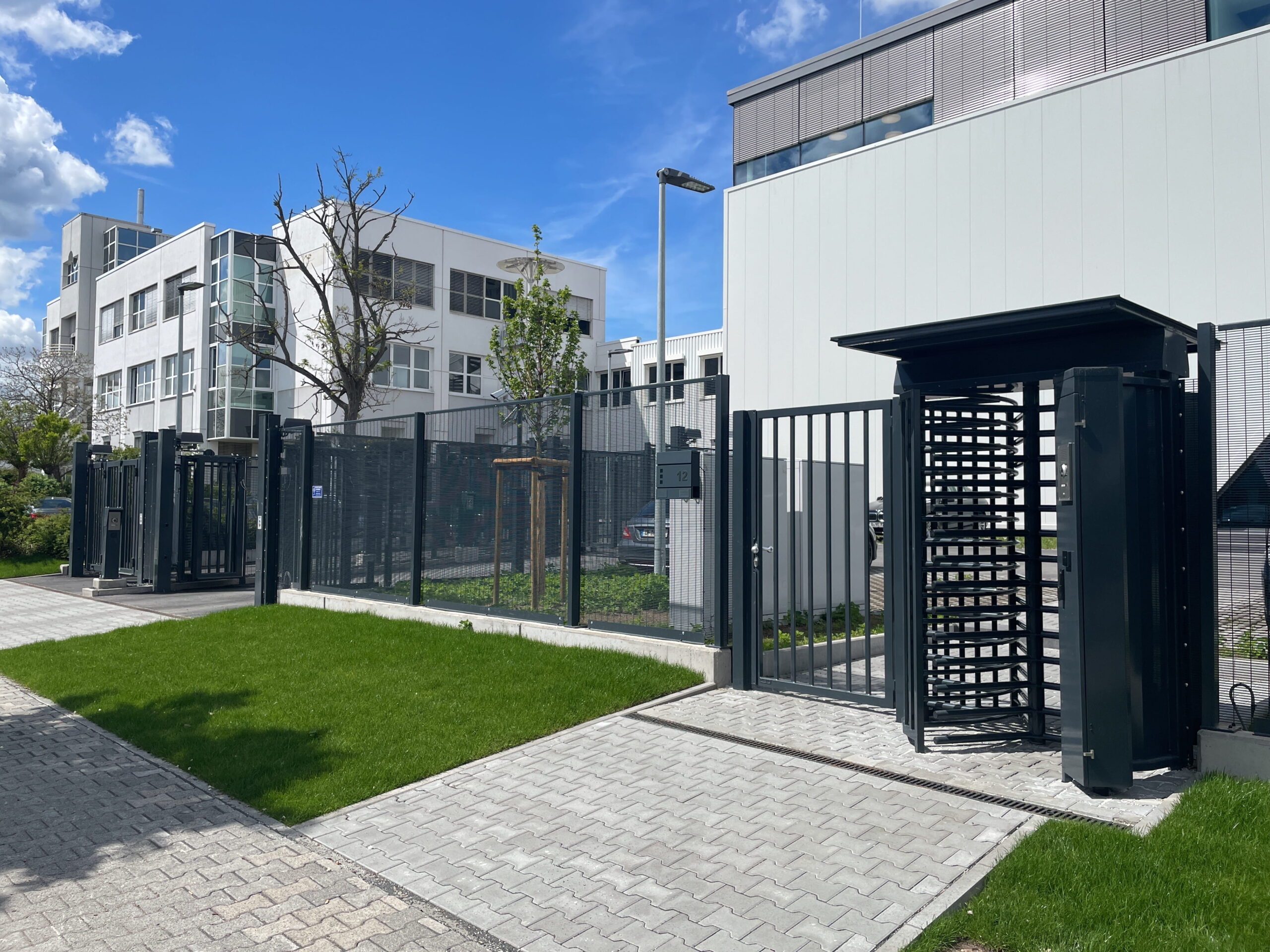 Produkt und Montagebeispiel. Zutrittsanlage mit Drehkreuz und Zaunanbindung von Klingenberg Zäune aus Garbsen für Hannover und die Region.