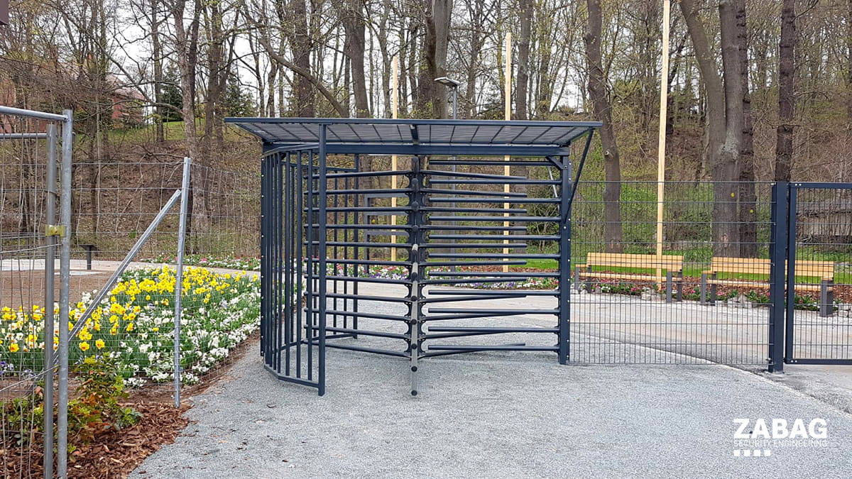 Produkt und Montagebeispiel. Drehkreuz mit Überdachung im Parkbereich von Klingenberg Zäune aus Garbsen für Hannover und die Region.