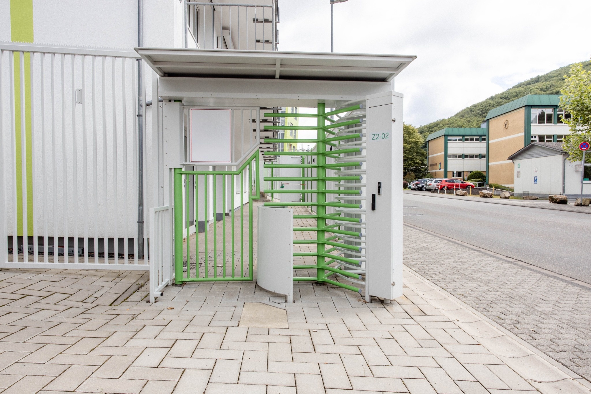 Produkt und Montagebeispiel. Halbhohes Drehkreuz mit Zugangstür von Klingenberg Zäune aus Garbsen für Hannover und die Region.