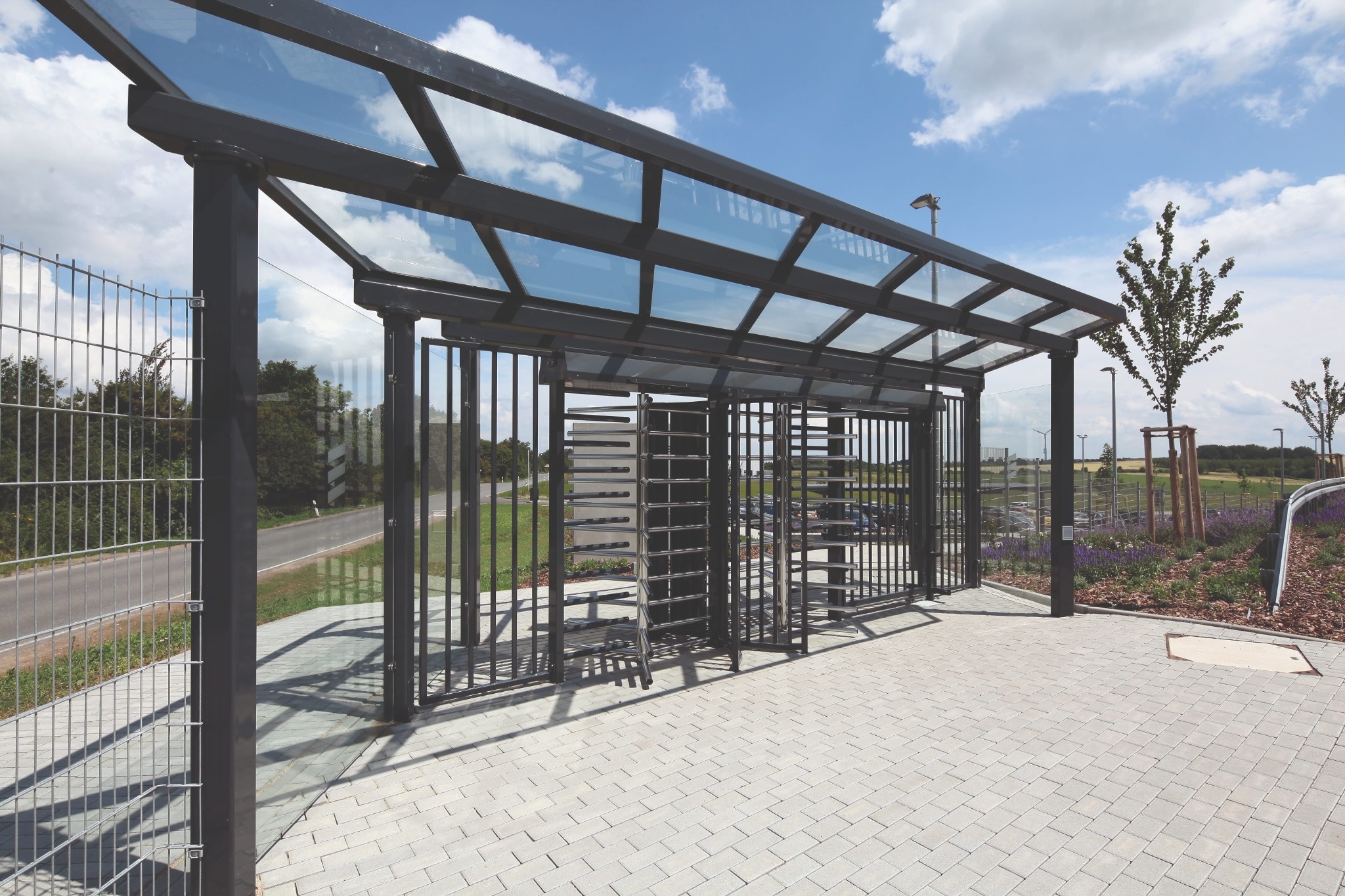 Produkt und Montagebeispiel. Überdachte Drehkreuzanlage im Außenbereich von Klingenberg Zäune aus Garbsen für Hannover und die Region.