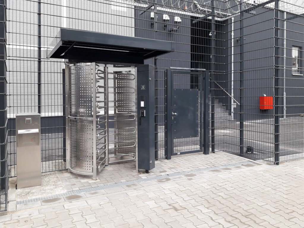 Produkt und Montagebeispiel. Sicherheitsdrehkreuz mit Perforationsblech von Klingenberg Zäune aus Garbsen für Hannover und die Region.