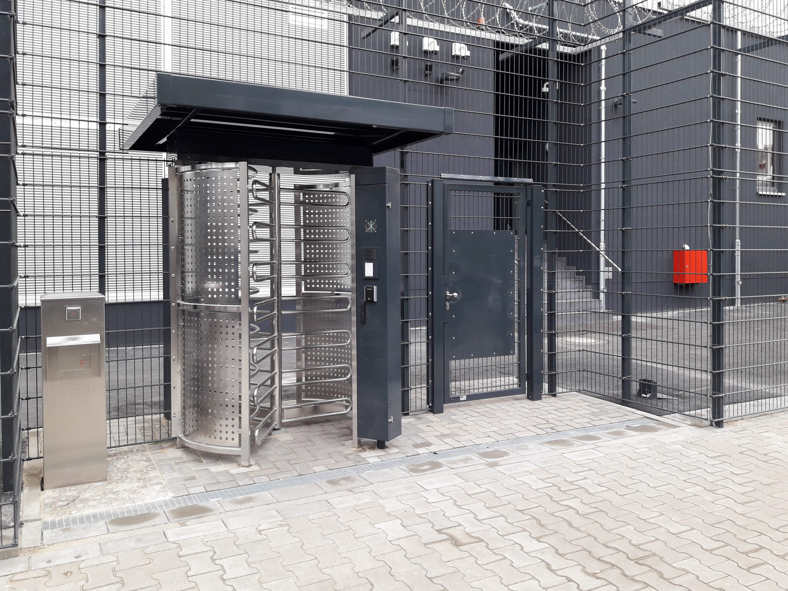 Produkt und Montagebeispiel. Sicherheitsdrehkreuz mit Perforationsblech von Klingenberg Zäune aus Garbsen für Hannover und die Region.