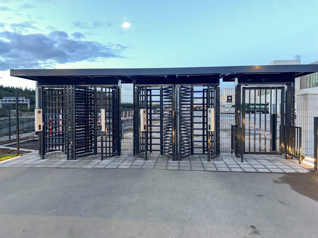 Produkt und Montagebeispiel. Mehrfach-Drehkreuzanlage mit Überdachung von Klingenberg Zäune aus Garbsen für Hannover und die Region.