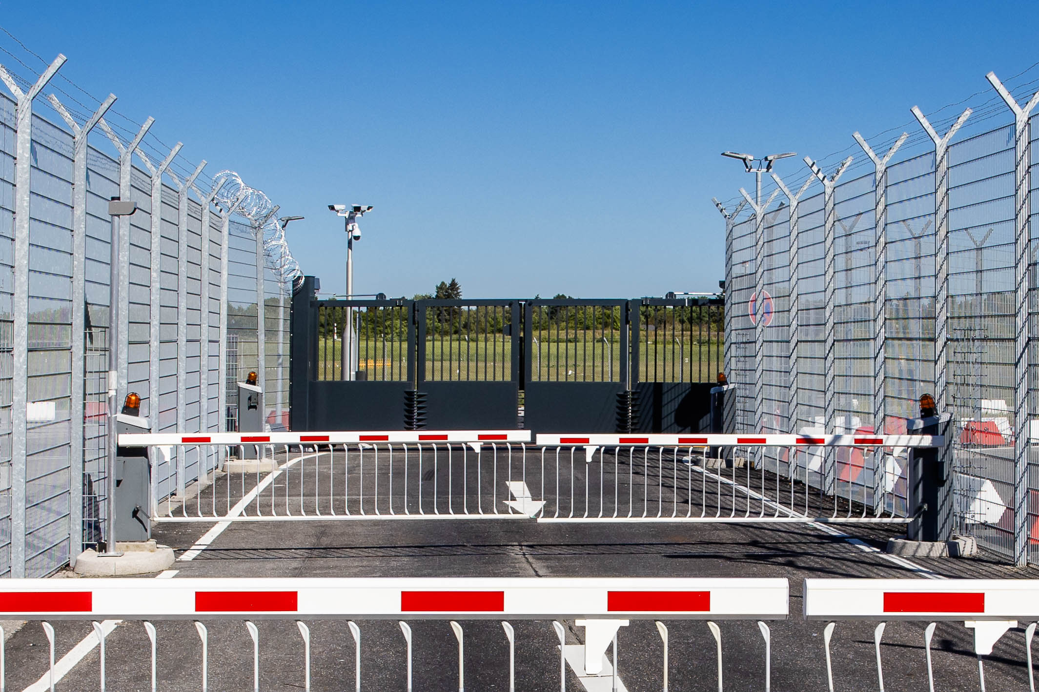 Schrankenanlage und Industrietor von ZABAG geliefert und montiert von Klingenberg Zäune aus Garbsen für Hannover und die Region.