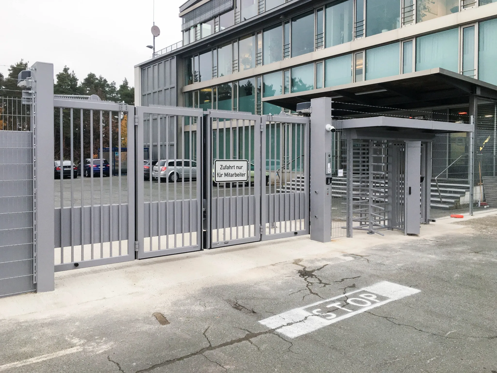 Industrielles Drehtor mit Stabfüllung und stabiler Stahlkonstruktion – zuverlässige Zugangssicherung von ZABAG.