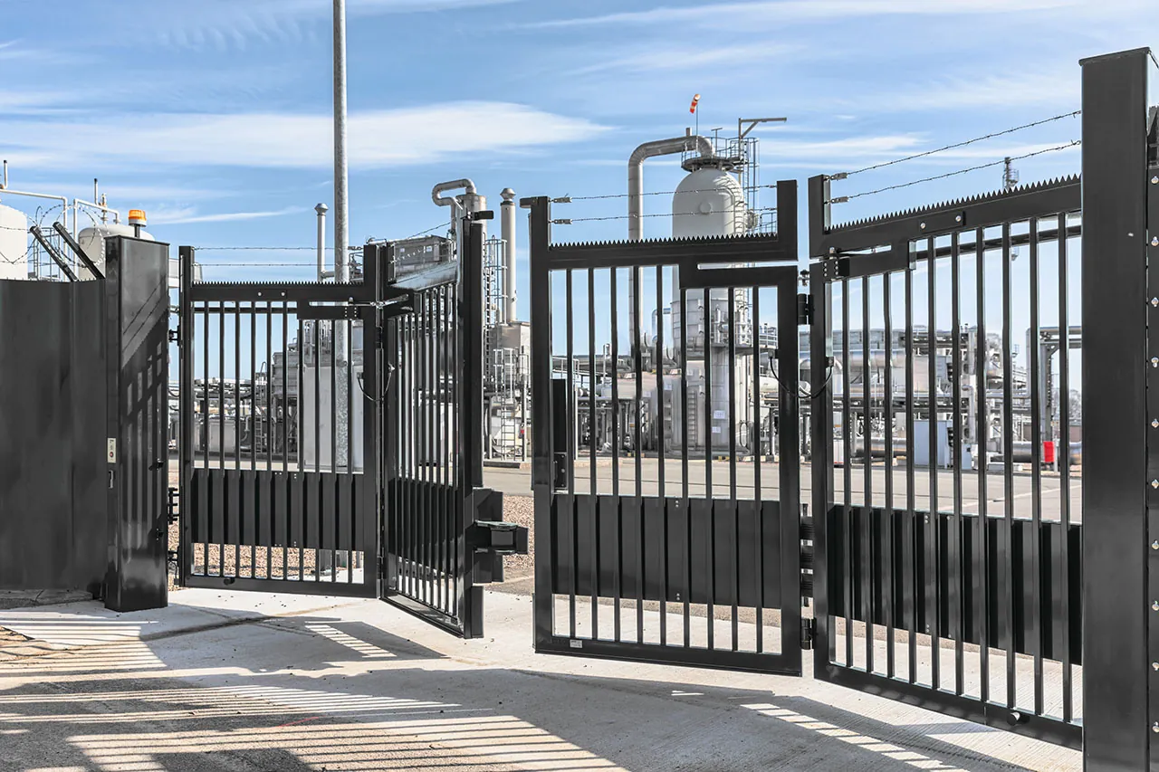 Hochsicherheits-Drehtoranlage mit Übersteigschutz für Industrieanlagen – robuste Sicherheitslösung von ZABAG.