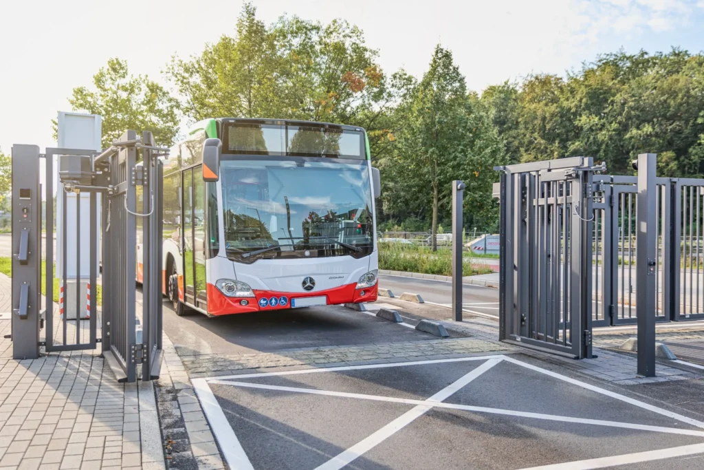 Automatisches Industrietor als Drehtoranlage mit Sicherheitsausstattung – professionelle Zufahrtskontrolle von ZABAG.