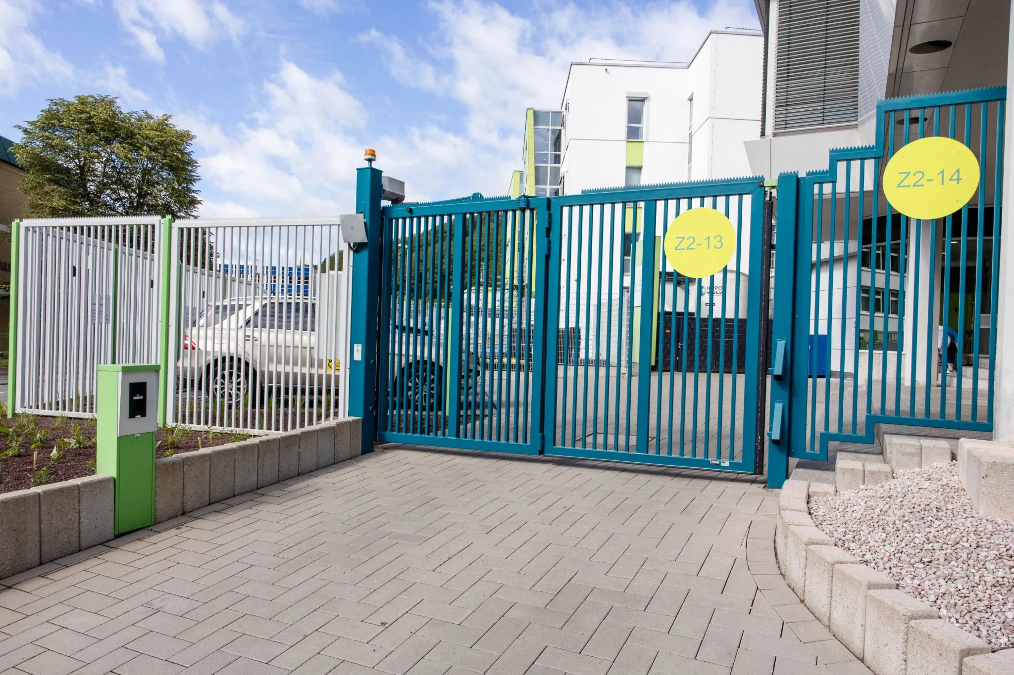 Industrielles Drehtor aus Stahl, pulverbeschichtet, mit senkrechter Stabfüllung – robuste Zufahrtslösung von ZABAG für Gewerbe- und Industrieanlagen.