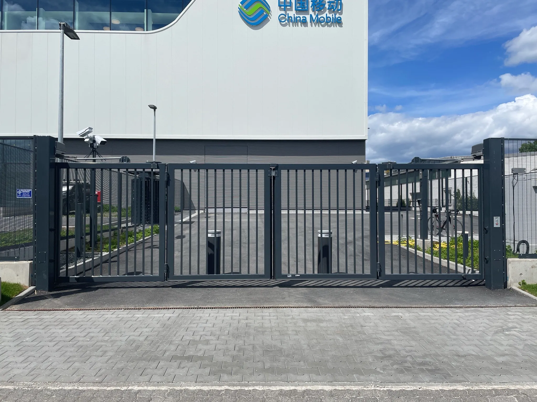 Industrielles Stahl-Drehtor mit vertikaler Stabfüllung und Zugangstechnik – langlebige Sicherheitslösung von ZABAG.