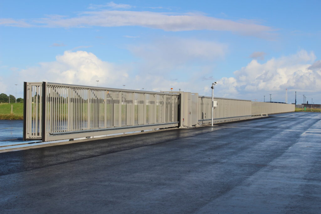 Freitragendes Industrieschiebetor mit Stabfüllung als Großanlage – Beispielbild von ZABAG