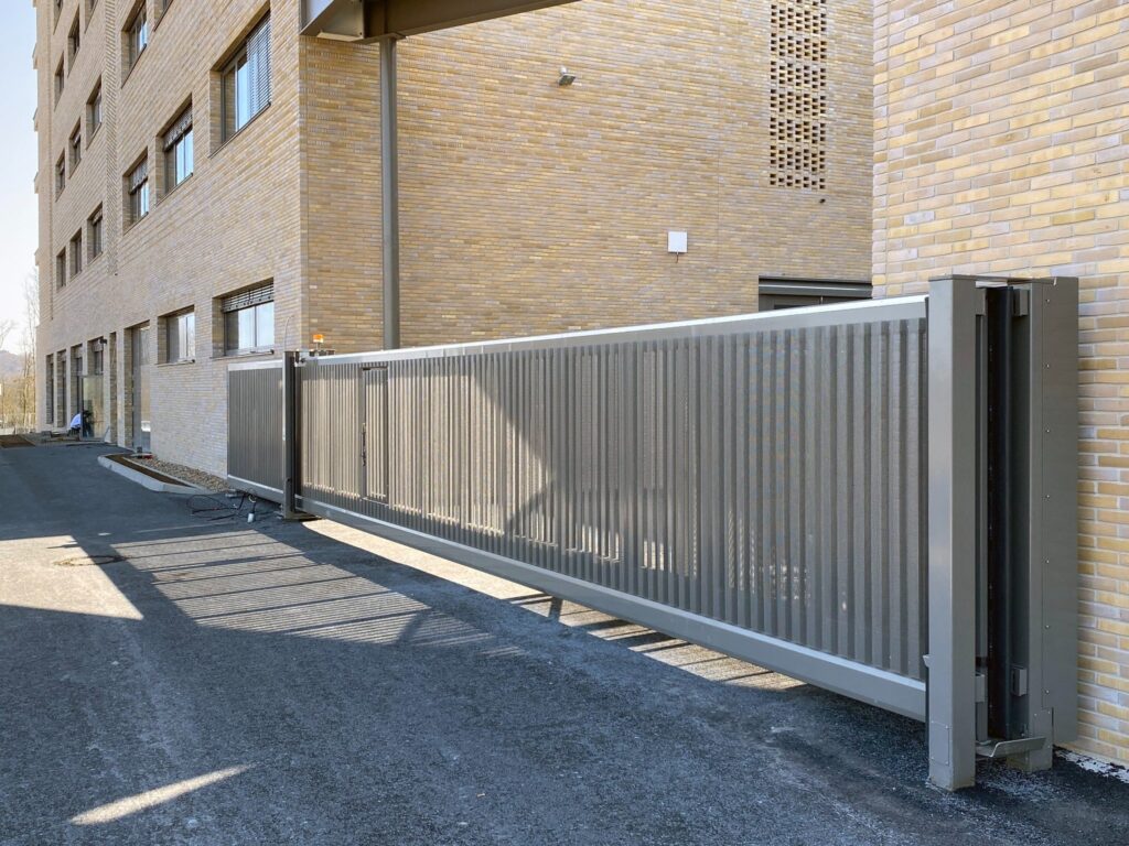 Industrieschiebetor mit Sichtschutzlamellen – freitragendes Sicherheitstor von ZABAG für Gewerbe- und Industrieflächen