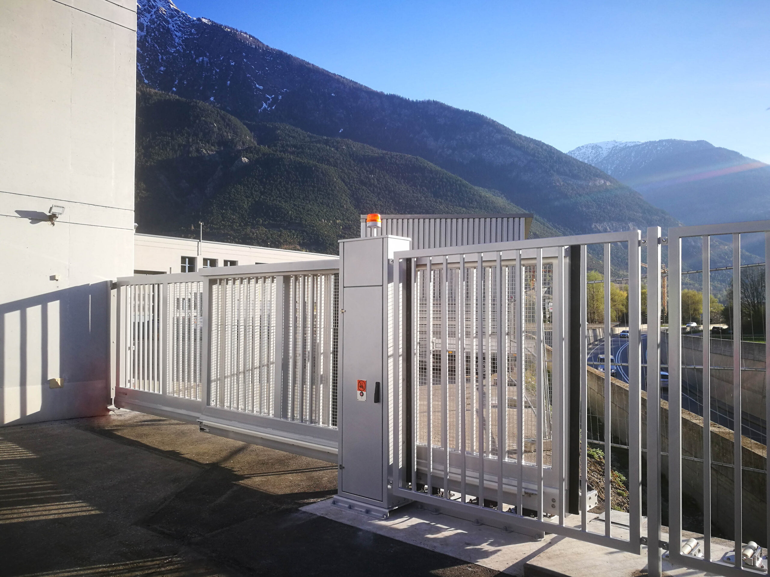 Aluminium-Industrieschiebetor mit senkrechter Stabfüllung und elektrischem Antrieb – ZABAG Beispielanlage