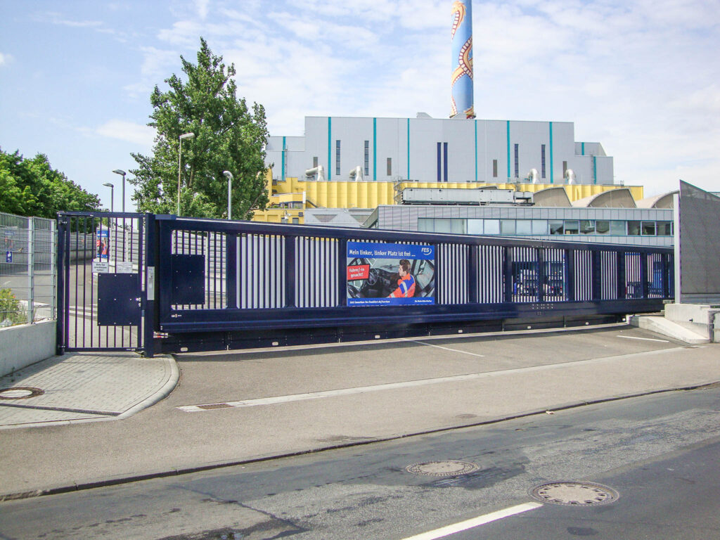 Freitragendes Industrieschiebetor mit Stabfüllung zur Absicherung von Gewerbegrundstücken – ZABAG